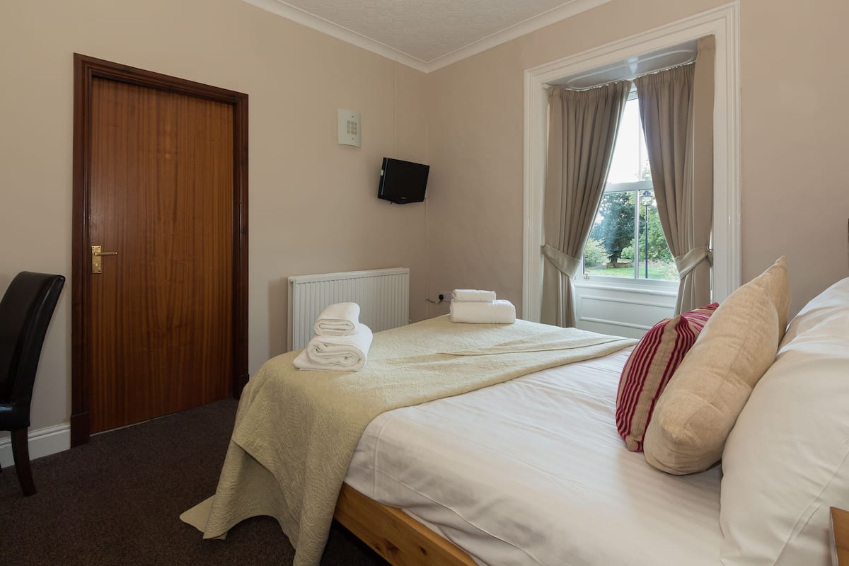 1 habitación, ropa de cama de alta calidad y escritorio