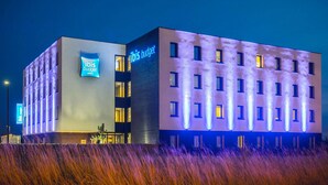 Ein modernes Hotelgebäude mit einer auffälligen Beschilderung für 'Ibis Budget Hotels'.