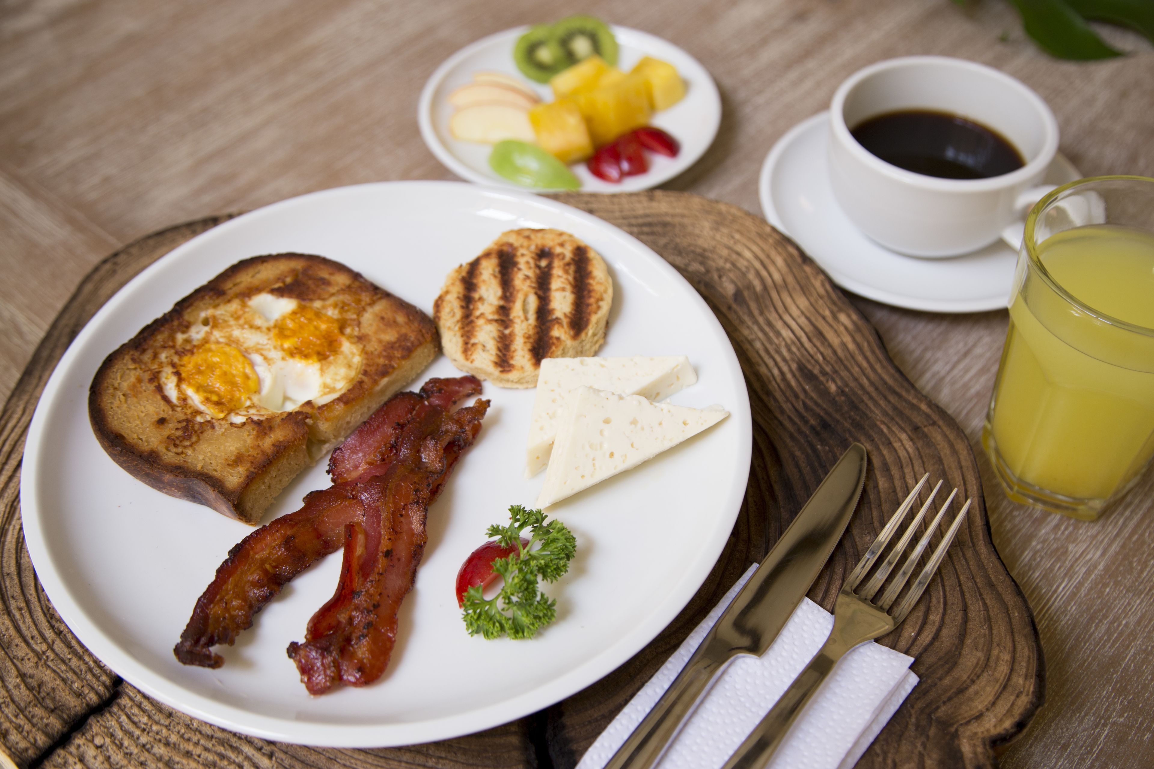 free daily cooked-to-order breakfast