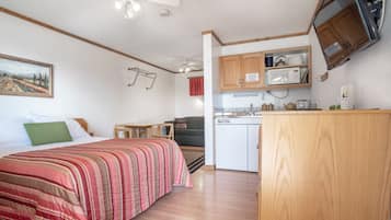 Standard Room, 1 Queen Bed, Kitchenette | Desk, laptop workspace, blackout drapes, free WiFi