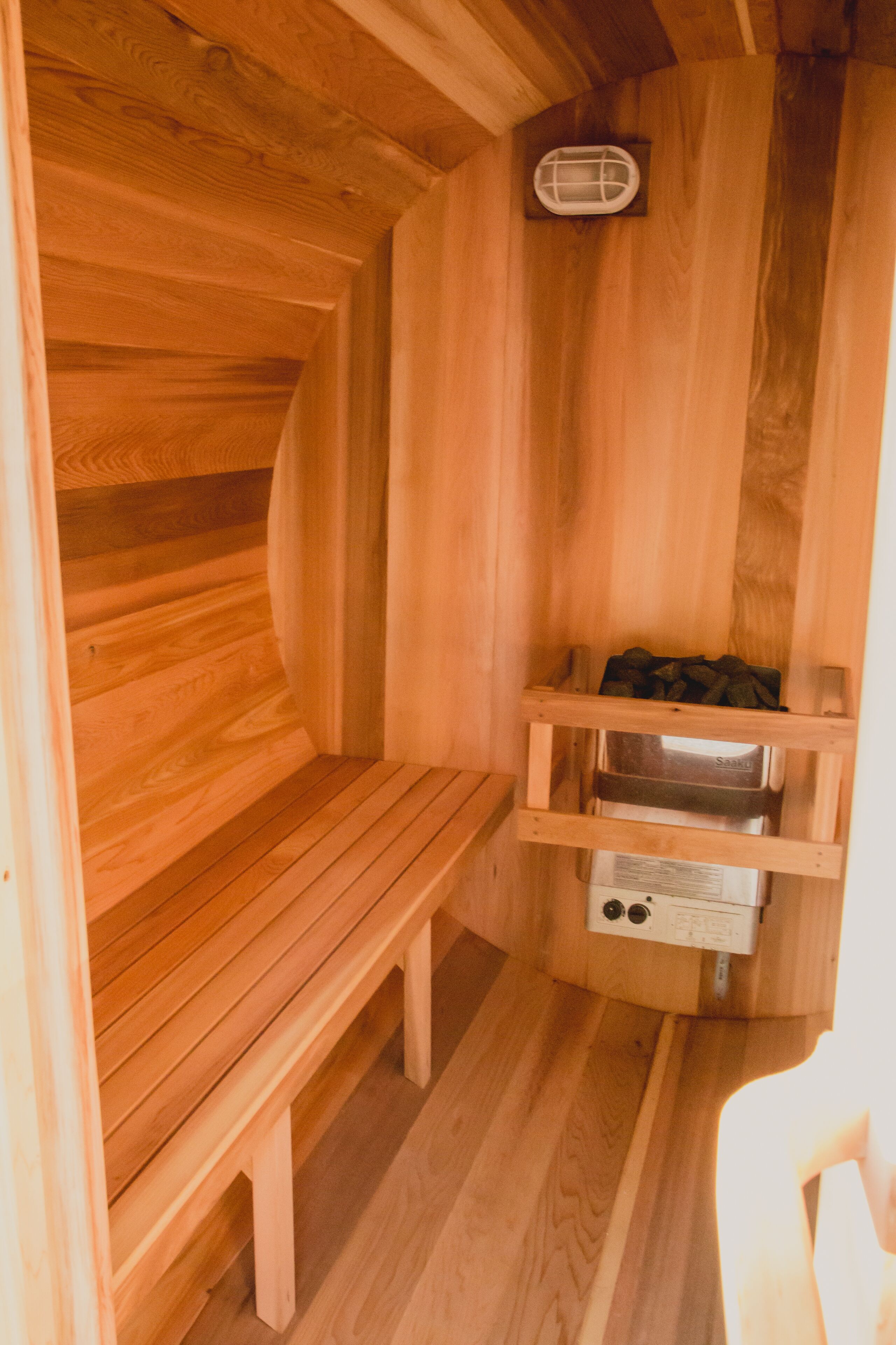 Un sauna en bois, doté de bancs et d’une étagère pour y déposer ses effets personnels.