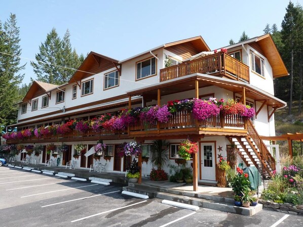 Front of property - Gateway Motel (Radium Hot Springs)