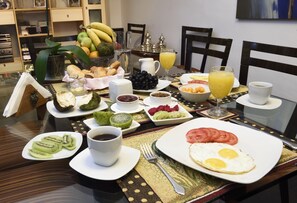 Café da manhã completo grátis todos os dias