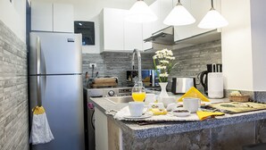 Loft | Private kitchen | Cookware/dishes/utensils - B & B Loft en Olivar de San Isidro (Lima)