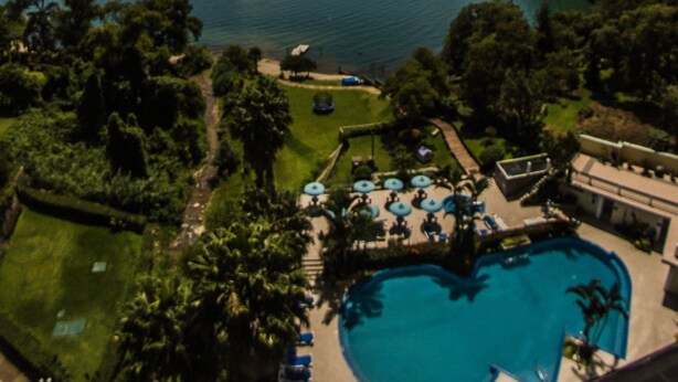 Una piscina al aire libre