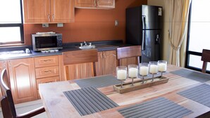 Cafetera/tetera, refrigerador con freezer, microondas, horno