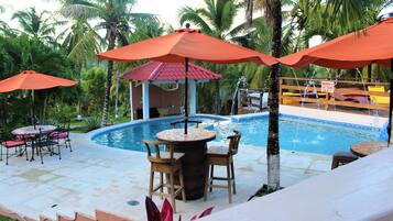 Udendørs pool, parasoller, liggestole