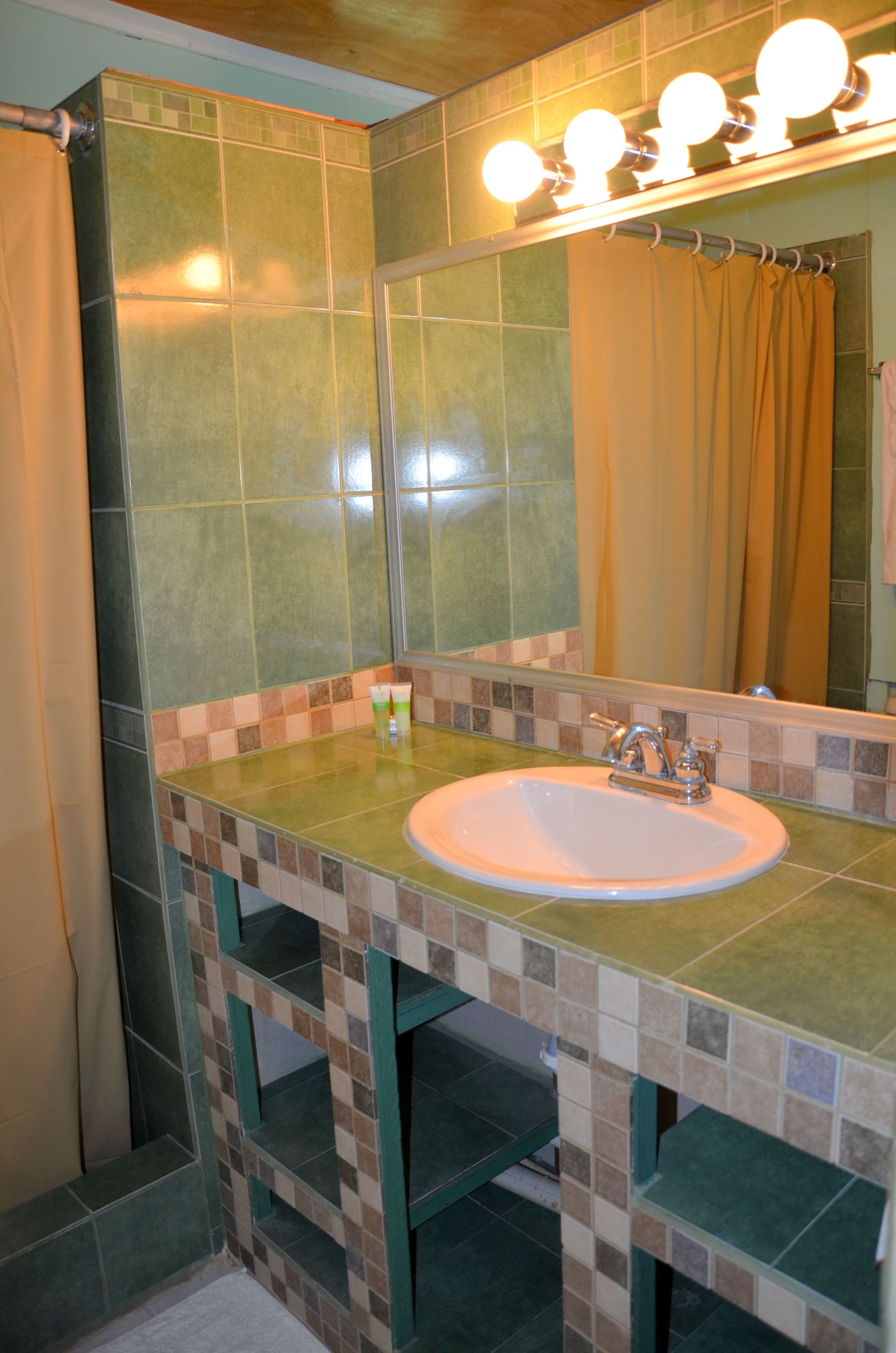cabin, 2 double beds | bathroom | shower, free toiletries, towels, shampoo