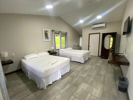 キャビン ダブルベッド 2 台 | セーフティボックス (室内)、デスク、アイロン / アイロン台、可動式ベッド