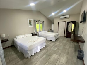 Hytte, 2 dobbeltsenger | Safe på rommet, skrivebord og strykejern/-brett