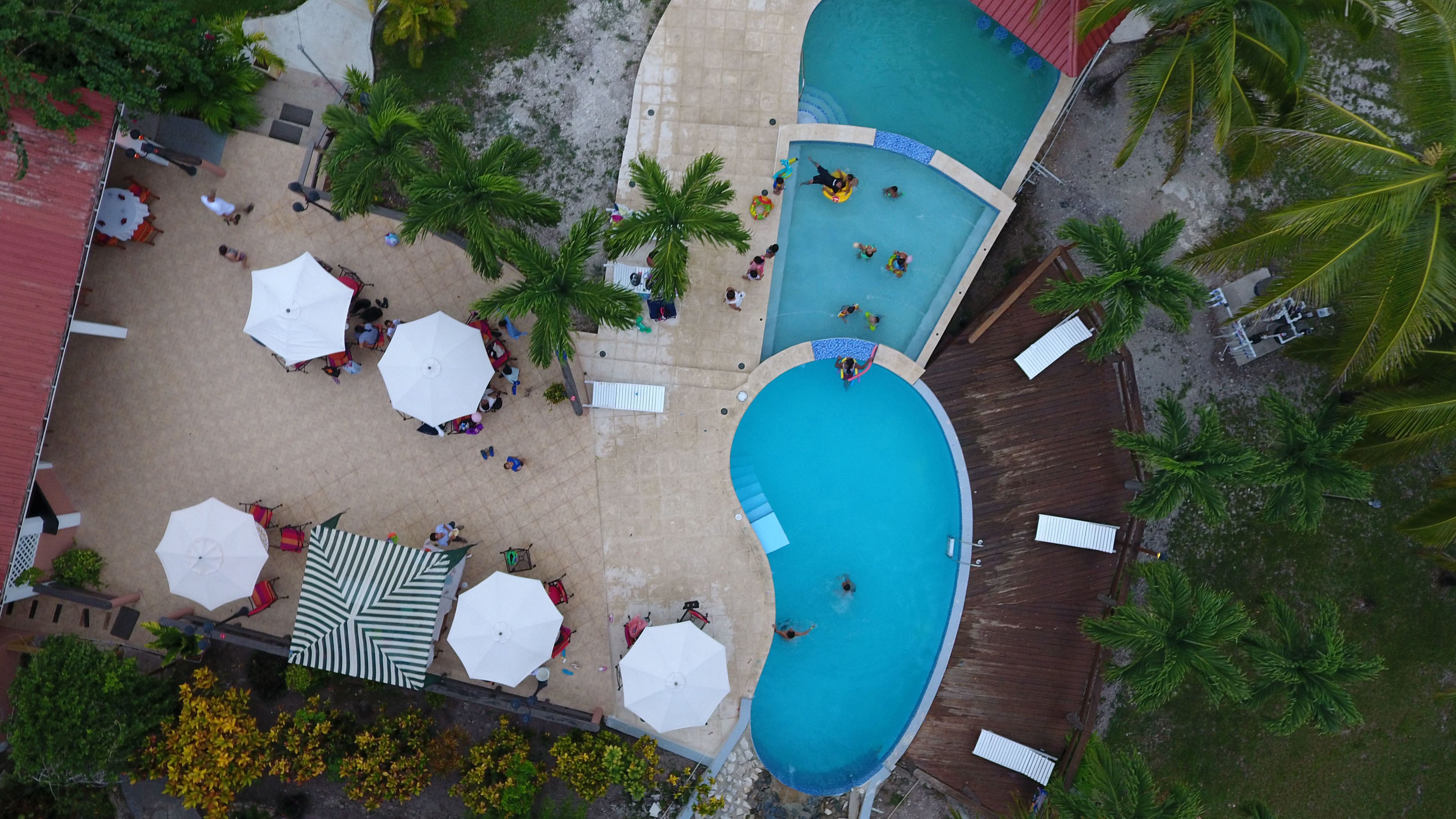 Piscine extérieure, parasols de plage, chaises longues