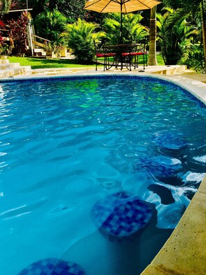 Outdoor pool, pool umbrellas, pool loungers - The Log Cab Inn Resort (San Ignacio)