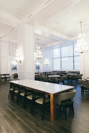 2 restaurants servant le déjeuner et le dîner