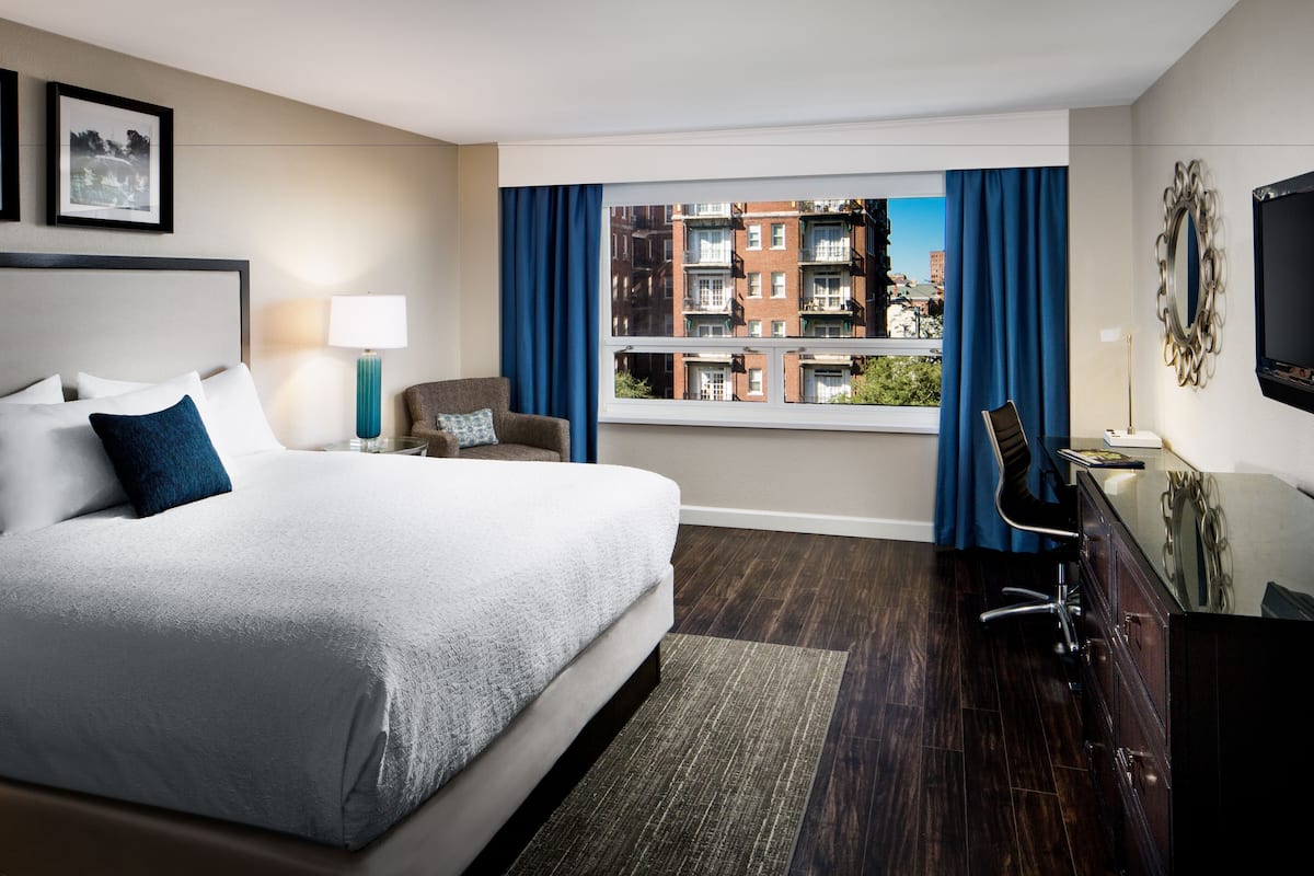 Habitación estándar, 1 cama King size, balcón | Ropa de cama de alta calidad y caja de seguridad en la habitación