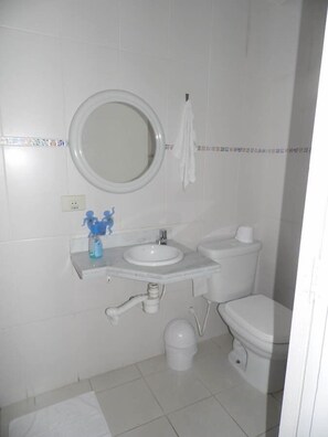 Buồng tắm vòi sen, khăn tắm 