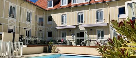 Hồ bơi ngoài trời phục vụ theo mùa, ghế dài tắm nắng