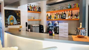 Bar (trong khuôn viên)