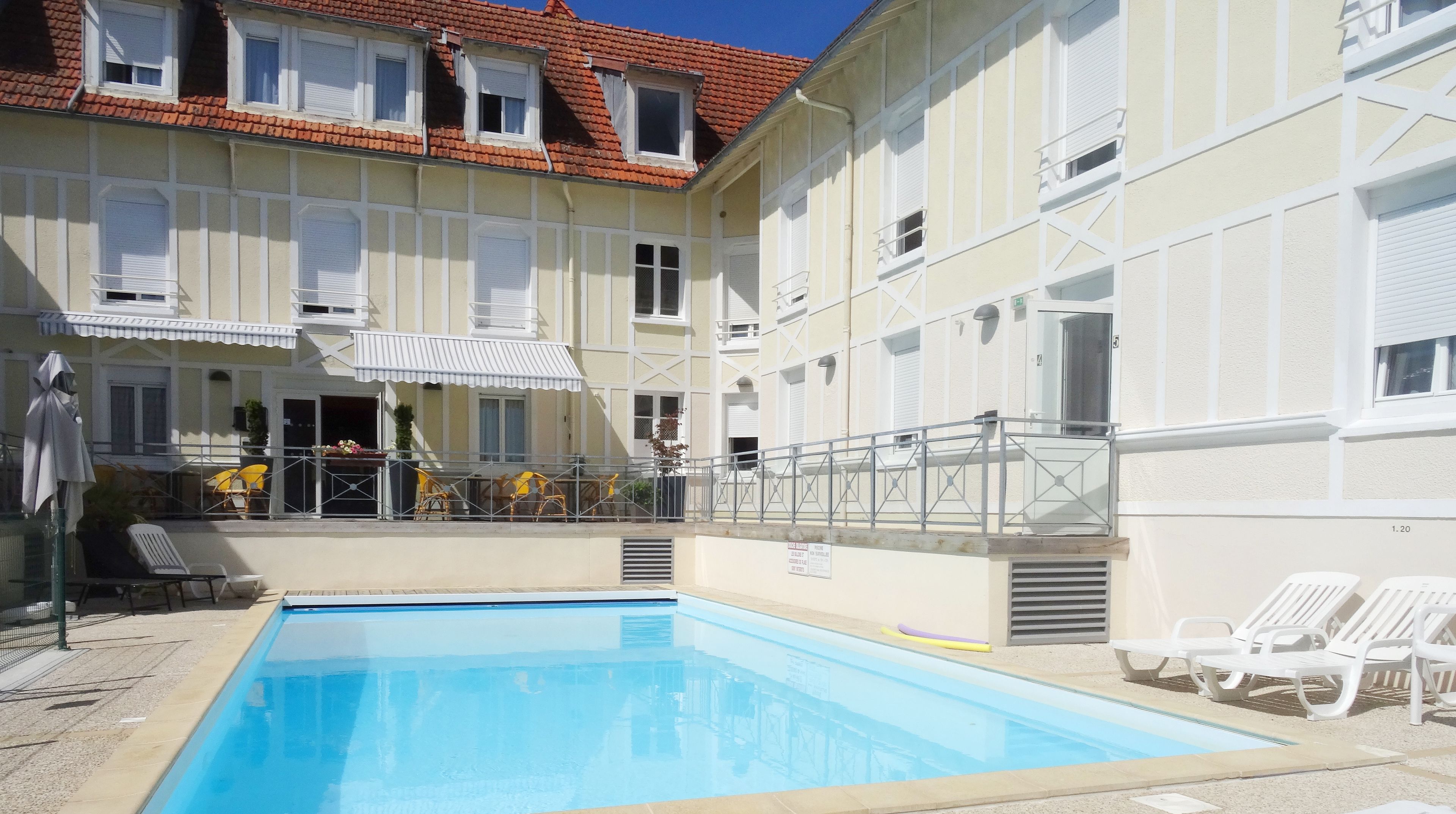 seasonal outdoor pool, open 10:00 am to 8:00 pm, pool loungers