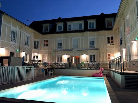 Piscina externa sazonal, funciona das 10h às 20h, espreguiçadeiras