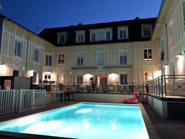 Piscine extérieure (ouverte en saison), chaises longues