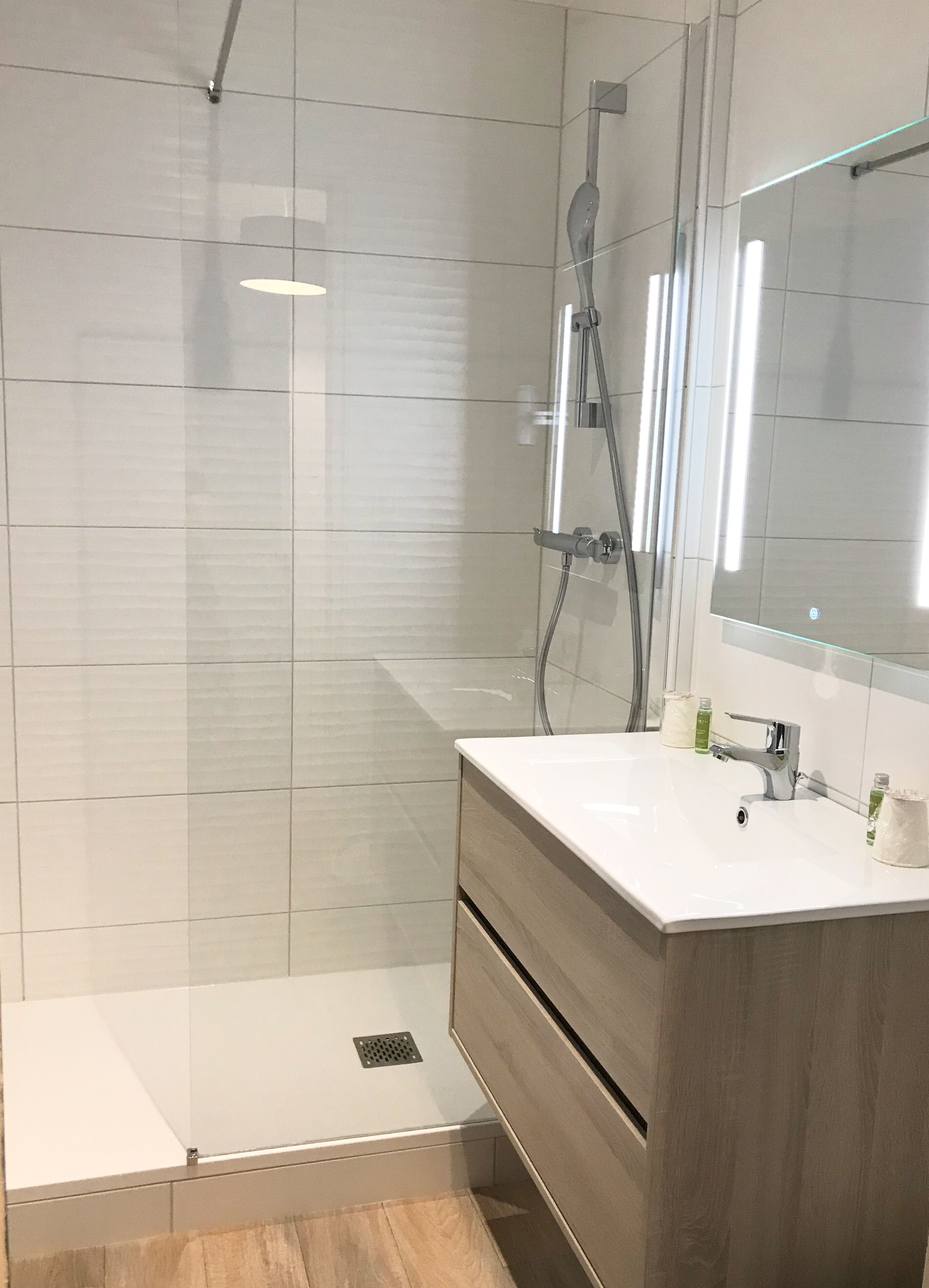 junior suite | bathroom | shower, free toiletries, hair dryer, towels