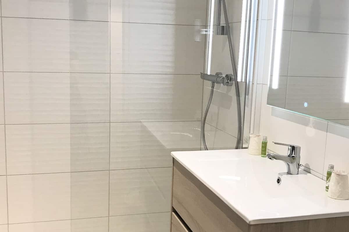 junior suite | bathroom | shower, free toiletries, hair dryer, towels