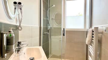 Comfort Double Room | Bathroom | Shower, free toiletries, hair dryer, towels
