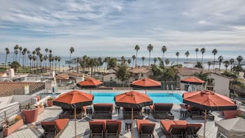 Outdoor pool, sun loungers