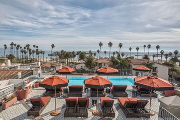 Outdoor pool, pool loungers