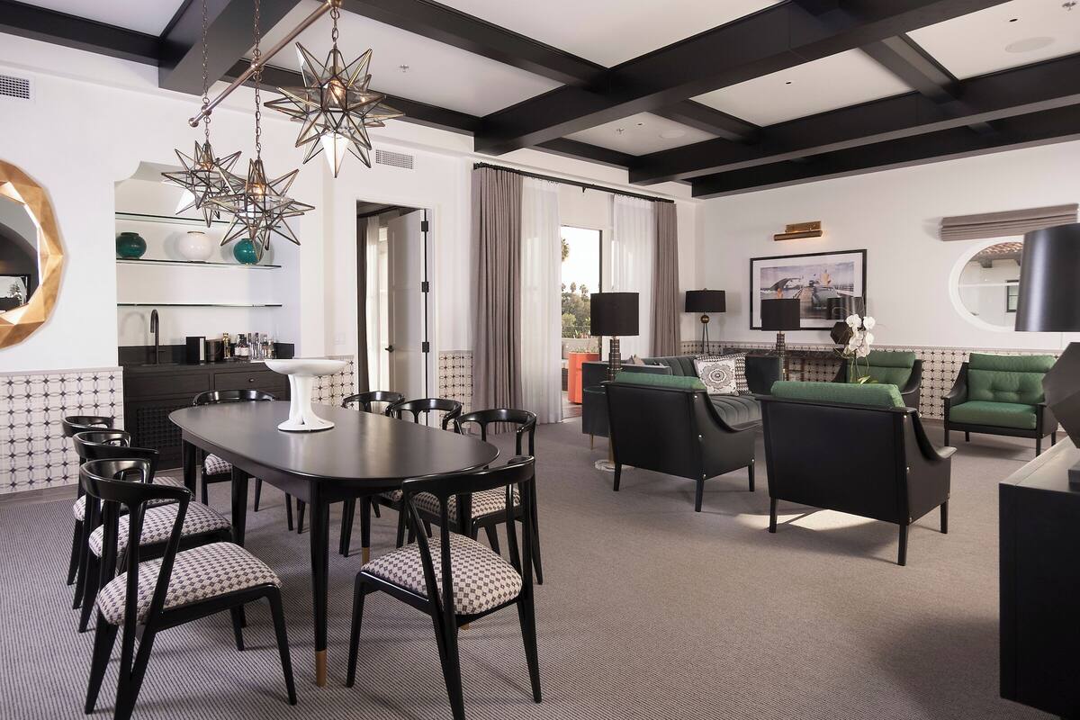 Suite (Alcazar) | Living area | Flat-screen TV, pay movies