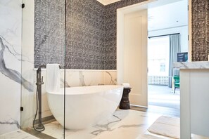 Designer-Toilettenartikel, Bademäntel, Hausschuhe, Handtücher