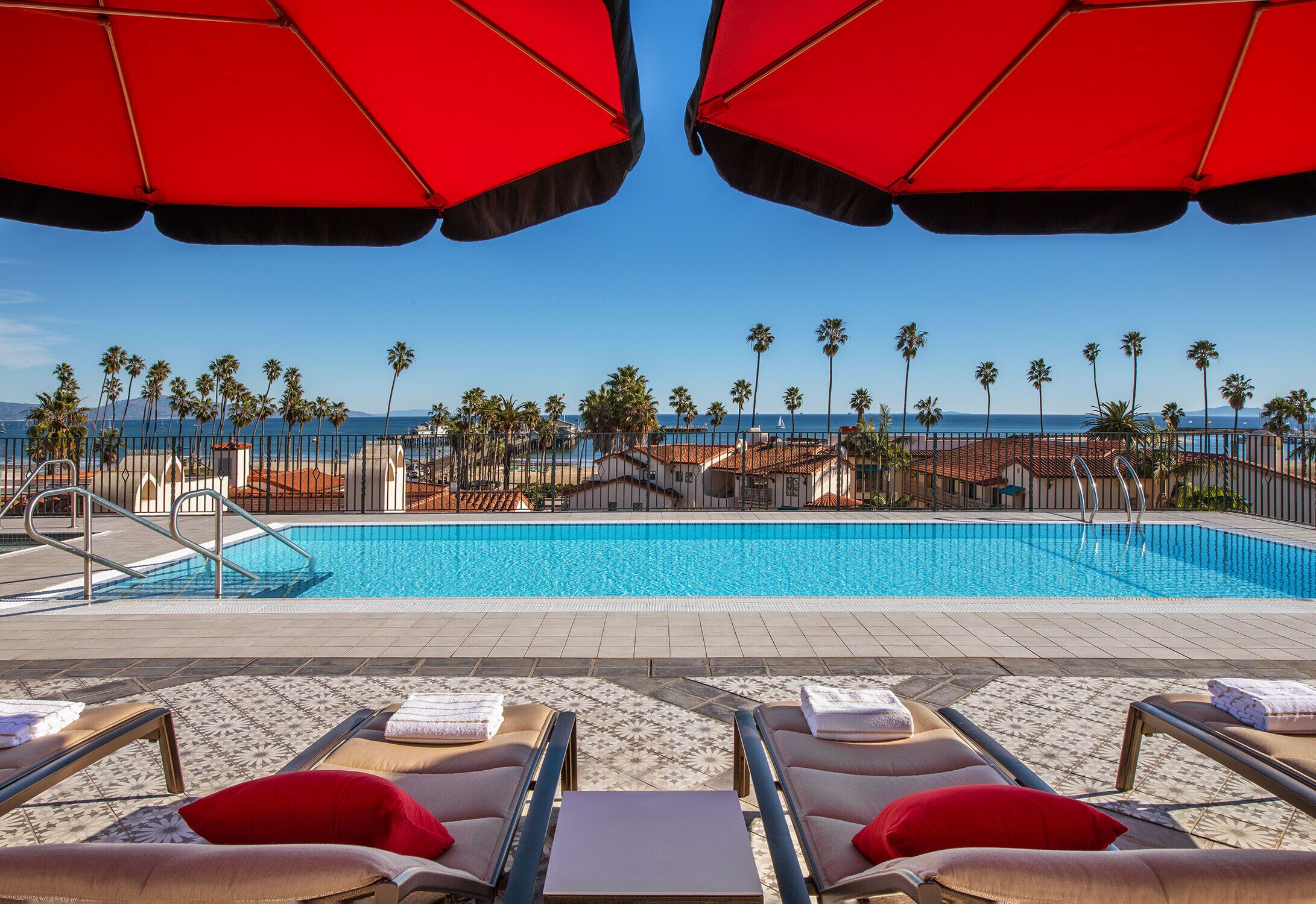 Piscine extérieure, chaises longues