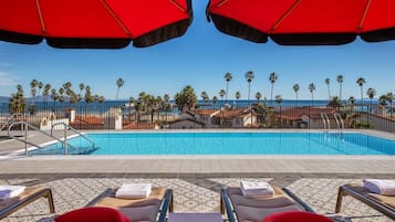 Piscine extérieure, chaises longues