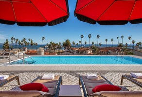 Piscina externa, espreguiçadeiras