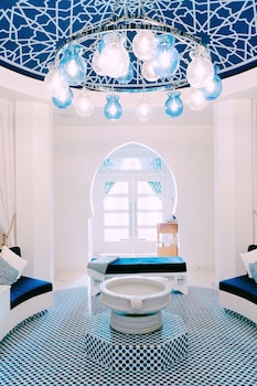 Couples treatment rooms, steam room, body treatments, aromatherapy at Hotel Californian