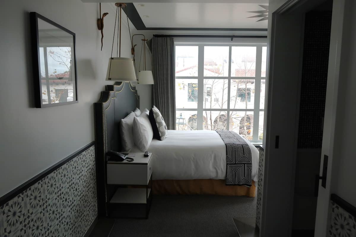 Zimmer, 1 Einzelbett (Malaga) | Badezimmer | Designer-Toilettenartikel, Bademäntel, Hausschuhe, Handtücher