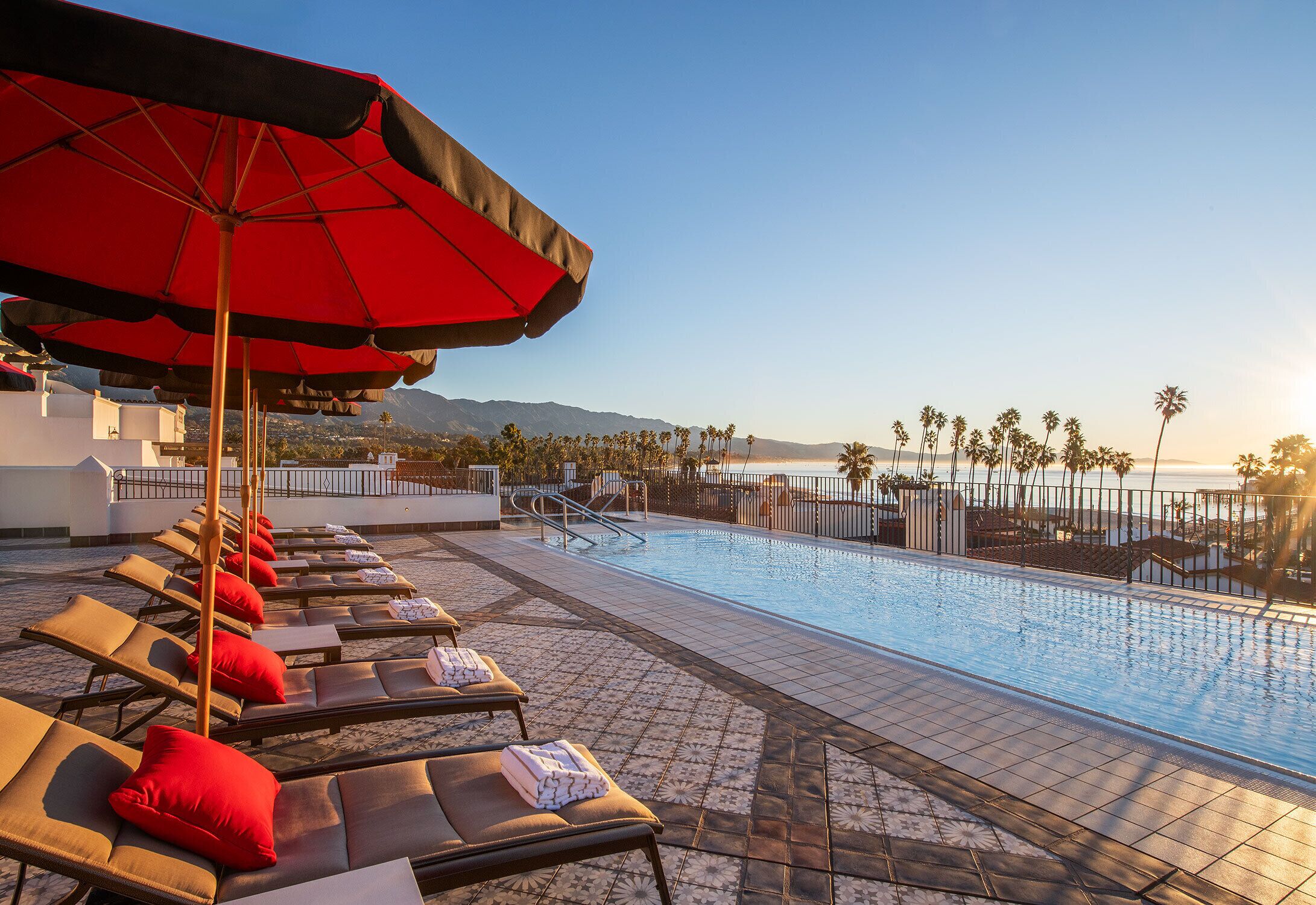 Piscine extérieure, chaises longues