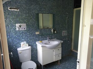 Douche, sèche-cheveux, serviettes fournies