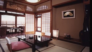 Une pièce de style japonais traditionnel, avec un sol recouvert de tatamis, une table basse et des portes coulissantes en papier de riz (shoji).