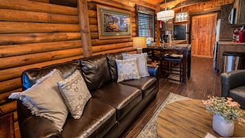 Family Cabin, Hot Tub, Lake View | 2 bilik tidur, peralatan tempat tidur premium, seterika/papan seterika