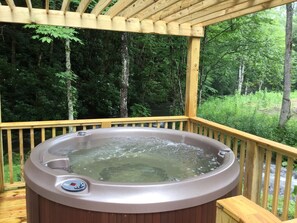 Outdoor spa tub - stayNantahala – Smoky Mountain Cabins and Luxury Yurts (Topton)