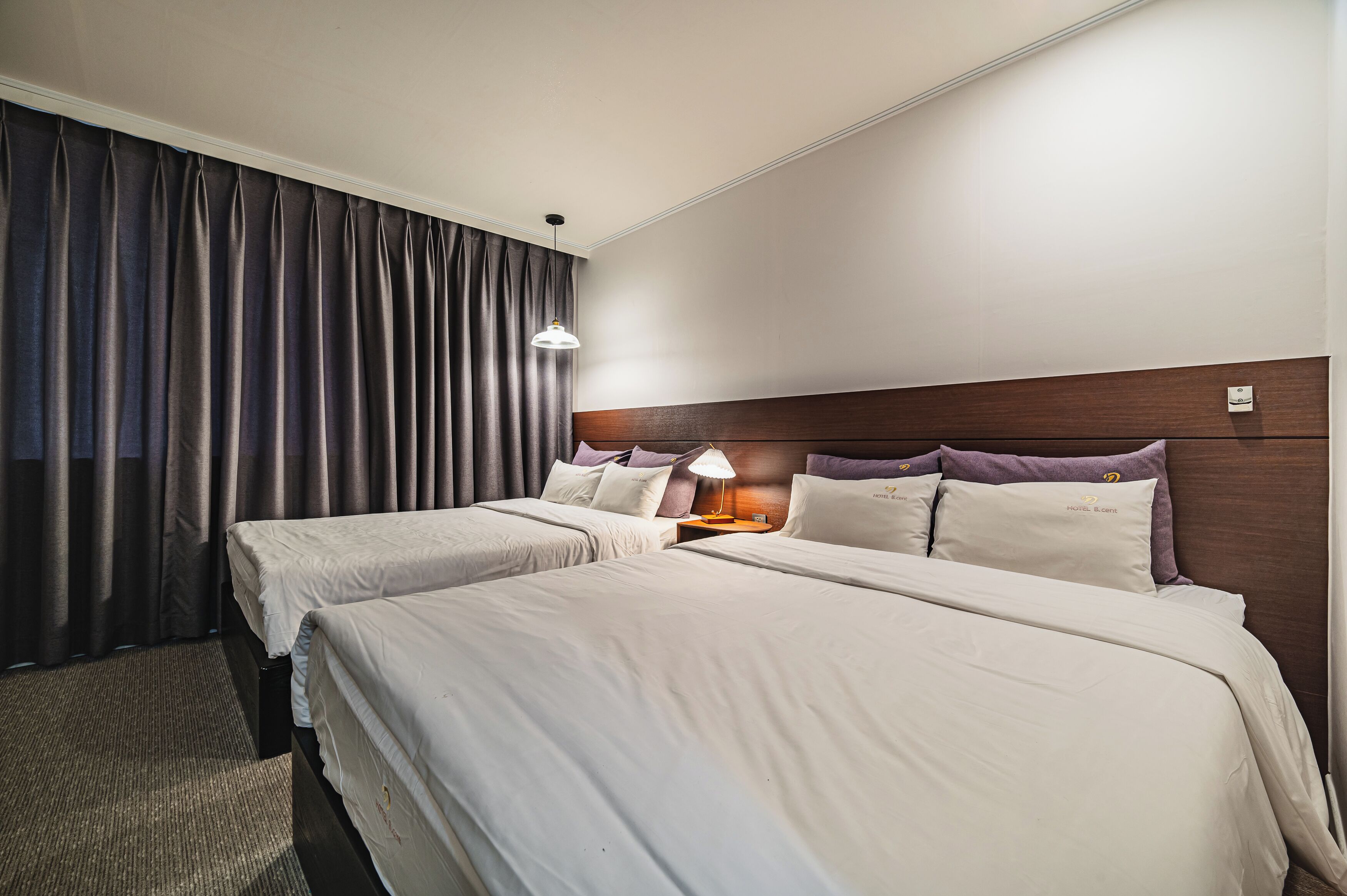 أغطية فراش متميزة وخزنة داخل الغرفة ومكتب وتجهيزات عازلة للصوت