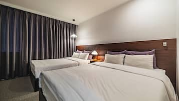 Ropa de cama de alta calidad y caja de seguridad en la habitación