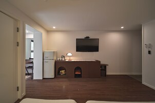 Habitación triple familiar | Ropa de cama de alta calidad, caja fuerte, escritorio