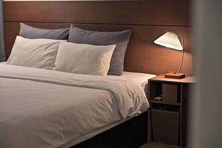 Deluxe Double Room, 1 King Bed | Premium bedding, in-room safe, desk, soundproofing