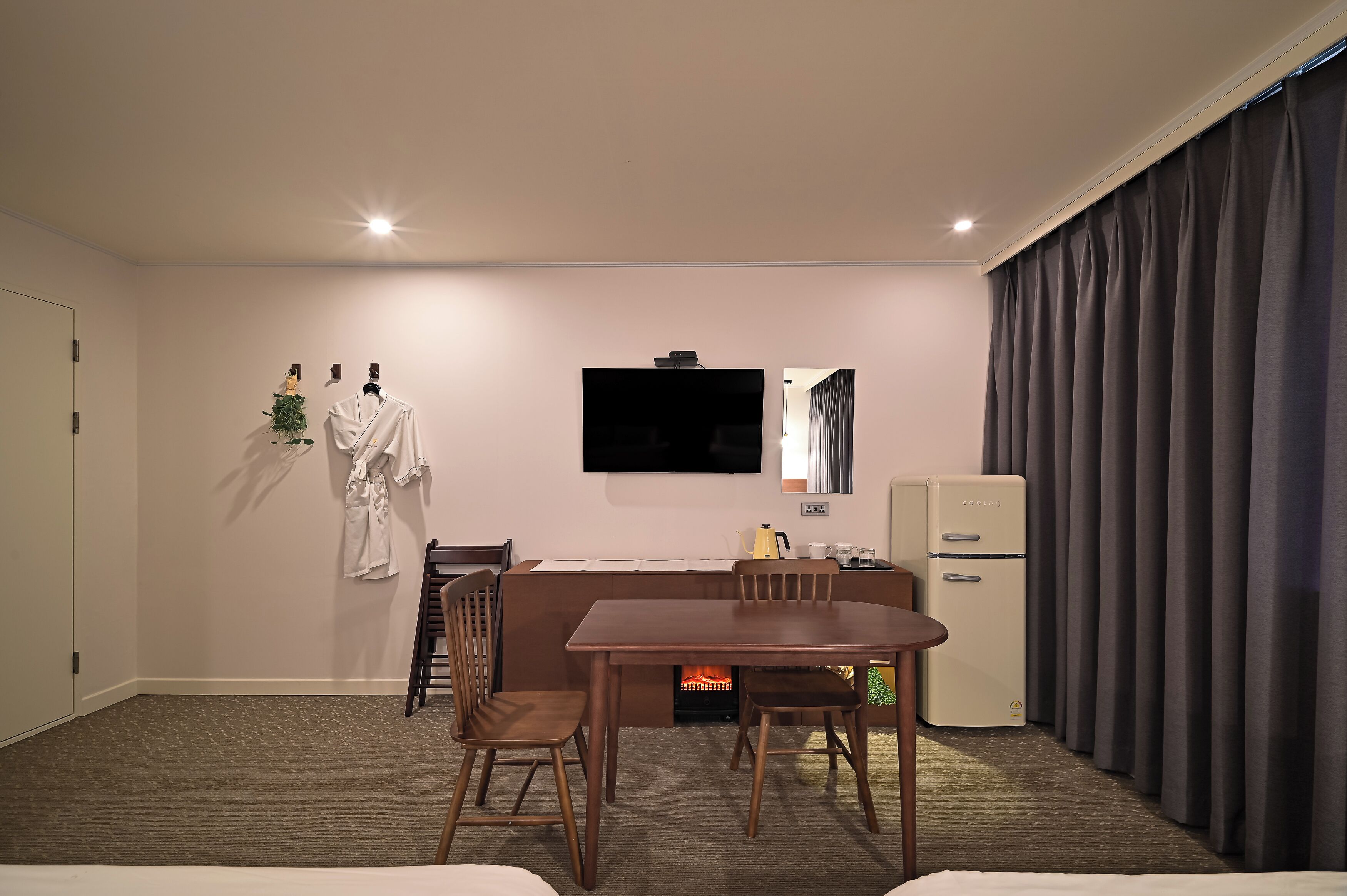 Ropa de cama de alta calidad y caja de seguridad en la habitación 