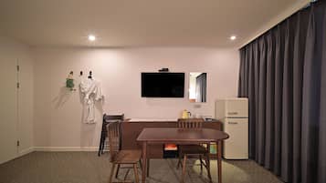 Ropa de cama de alta calidad y caja de seguridad en la habitación