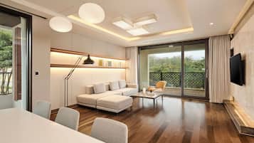 Family Suite (Stay & Pool for 5, Extra person charge) Breakfast for 4 ONLY if selected /Bathtub | Oleskelualue | 60–tuumainen LED-televisio, jossa kaapelikanavat