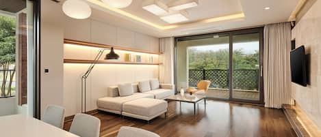 Family Suite (Stay & Pool for 5, Extra person charge) Breakfast for 4 ONLY if selected /Bathtub | Área de estar | TV LED 60 polegadas com canais a cabo, TV