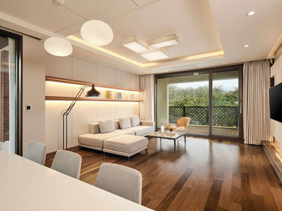 Family Suite (Stay & Pool for 5, Extra person charge) Breakfast for 4 ONLY if selected /Bathtub | Área de sala de estar | Televisión LED de 60 pulgadas con canales por cable y televisión